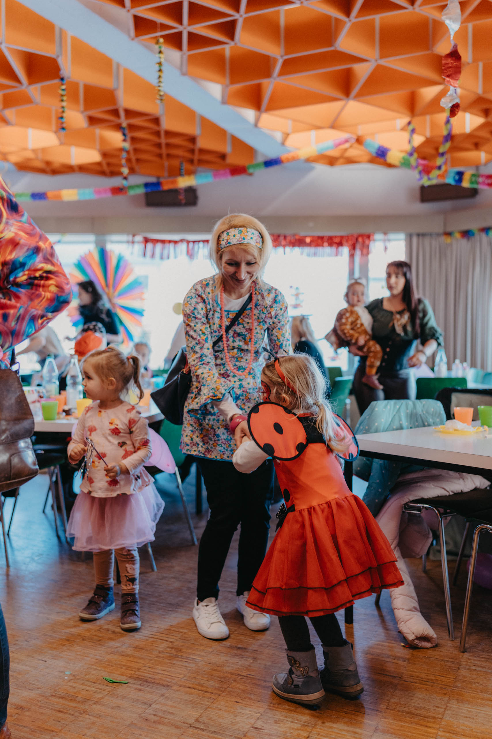 Kinder und Erzieherin beim Kinderfasching